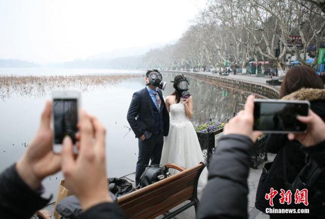 Ảnh cưới lạ của cặp đôi chụp ảnh với mặt nạ phòng độc